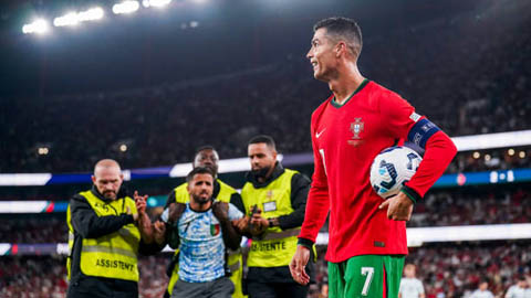 CĐV 'đột phá vòng vây' vì Ronaldo