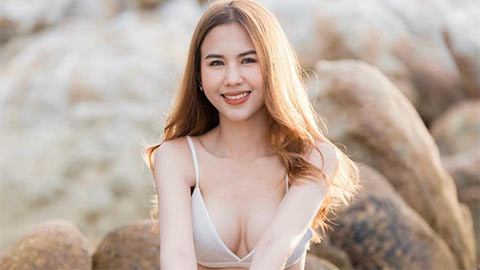 Bà xã hơn 3 tuổi xinh đẹp, nóng bỏng của tiền đạo Thái Lan