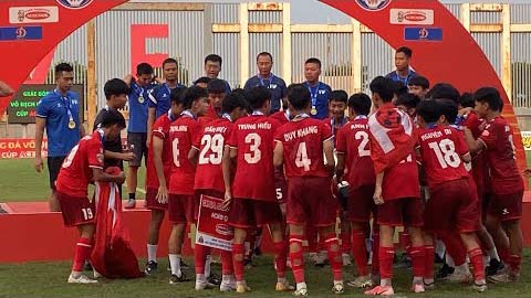 Cựu tiền vệ ĐT Việt Nam nghiêm khắc yêu cầu học trò nhặt cờ lên dù đang ăn mừng chức vô địch