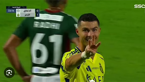 Ronaldo cán mốc 902 bàn, giơ 3 ngón tay làm gì?