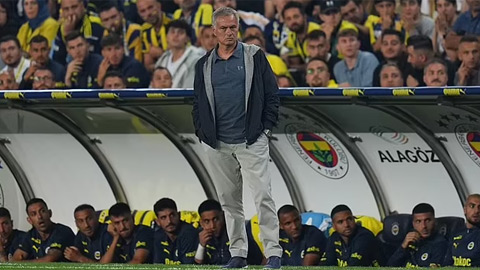 Mourinho bị fan Galatasaray mỉa mai là đồ mít ướt