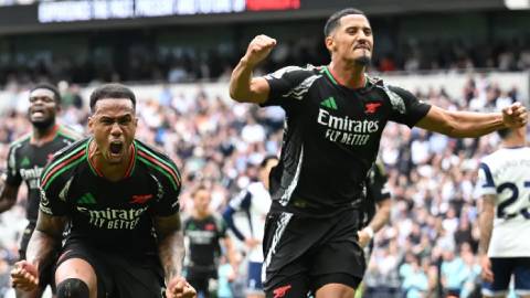 Huyền thoại Arsenal ca ngợi lối đá... buồn tẻ của Arteta
