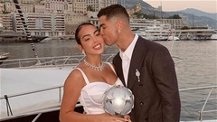 Bạn gái nhẹ nhõm khi Ronaldo chốt rời MU