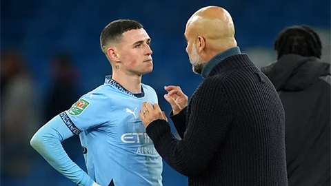 Guardiola 'dạy bảo' Foden ngay trên sân