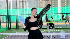 Em gái Công Vinh diện đồ sexy trên sân pickleball