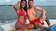 Vợ Messi gây sốt với bikini siêu nhỏ