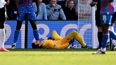 Alisson bực tức ném găng, Liverpool đứng ngồi không yên