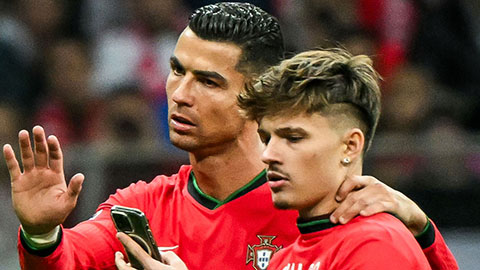 Ronaldo làm fan 'tan chảy' với hành động nhỏ nhưng ý nghĩa