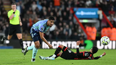 Cựu trọng tài Premier League: 'Tôi nghi ngờ lớn về thẻ đỏ của Saliba'