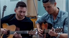 Ronaldo và Messi chơi guitar cùng với nhau