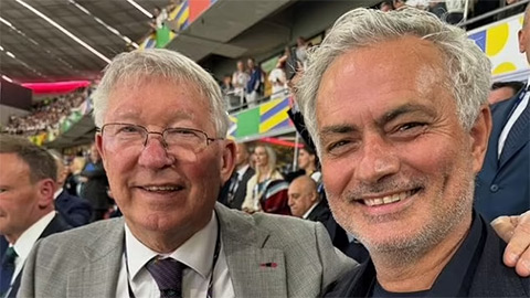 Mourinho nghĩ gì về việc Sir Alex bị MU sa thải?