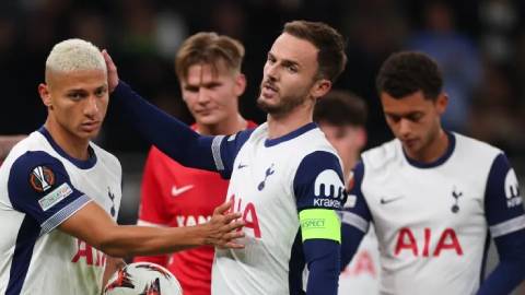 Cầu thủ Tottenham tranh đá penalty