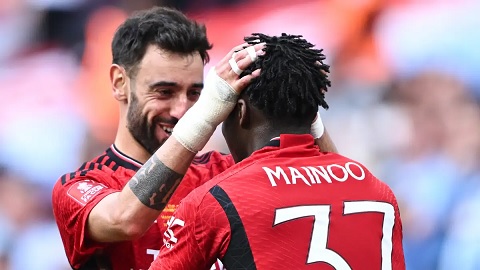 Bruno Fernandes gửi thông điệp tới Mainoo