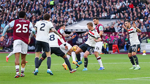 VAR sai lầm thế nào ở trận MU thua West Ham khiến Ten Hag bị sa thải?