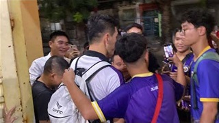 Tiến Linh, Hồ Tấn Tài được fan vây kín sau trận đấu với Hà Nội FC