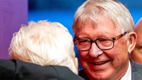 Fan MU sốc với người ngồi cạnh Sir Alex