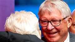 Fan MU sốc với người ngồi cạnh Sir Alex