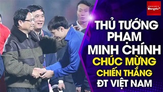 Thủ tướng Phạm Minh Chính xuống sân chúc mừng ĐTVN và bế con trai Quang Hải trước khi rời Việt Trì