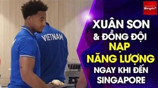 Xuân Son và đồng đội nạp năng lượng bằng mỳ trộn trước khi ra sân tập Singapore