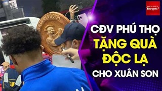 Xuân Son được CĐV Việt Nam tặng quà độc lạ sau màn trình diễn khiến người Thái khiếp sợ