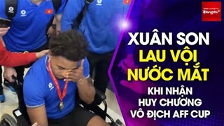 Xuân Son rơi nước mắt nghẹn ngào nhận huy chương và cúp vô địch AFF Cup ở sân bay