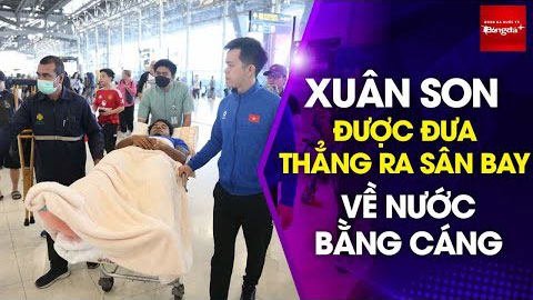 Xuân Son nằm trên cáng ra sân bay để kịp về nước điều trị dứt điểm chấn thương