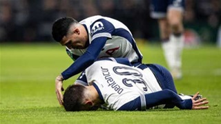 VIDEO cầu thủ Tottenham nằm sân co giật bất tỉnh, phải rời sân bằng cáng