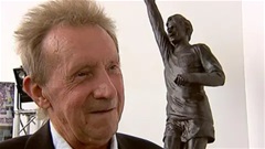 Vĩnh biệt Denis Law - cậu bé mắt lác