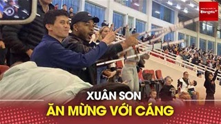 Xuân Son phấn khích cầm đôi cáng ăn mừng chiến thắng của Nam Định trước Thể Công Viettel