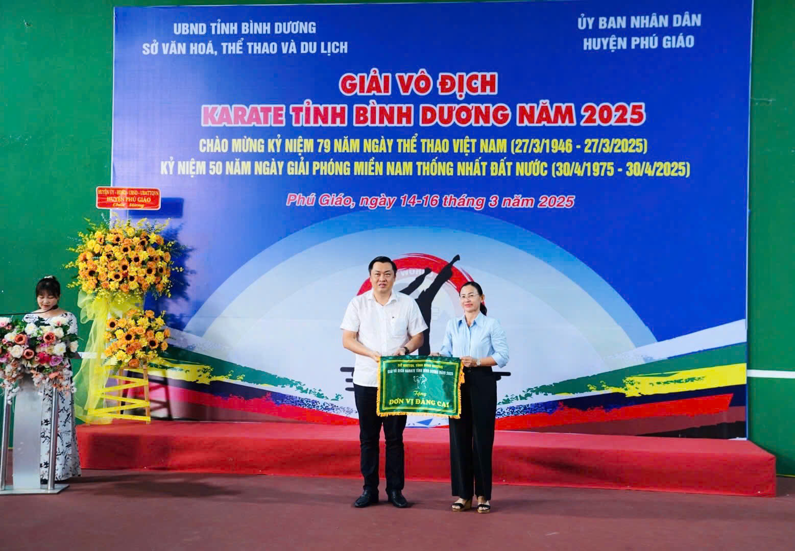 Ông Cao Văn Chóng, Phó Giám đốc Sở VHTTDL – Trưởng BTC giải tặng cờ lưu niệm cho địa phương đăng cai