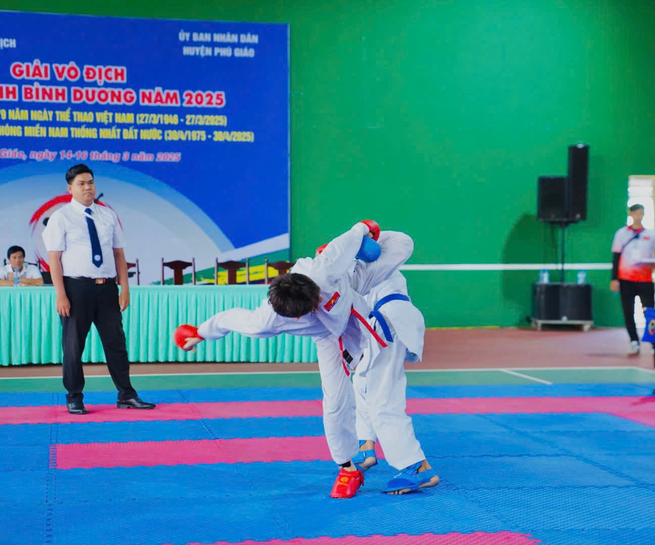 Các vận động viên thi đấu sôi nổi ngay sau lễ khai mạc