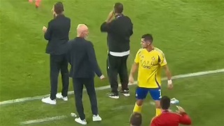 VIDEO Ronaldo bực tức cãi lại HLV Pioli vì bị thay ra sớm