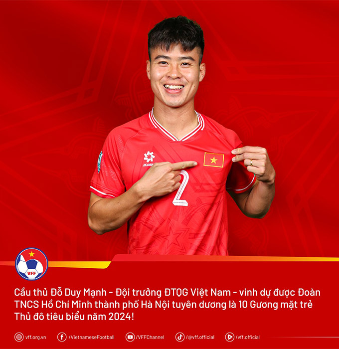 Duy Mạnh nhận được vinh danh trước trận đấu gặp ĐT Lào 