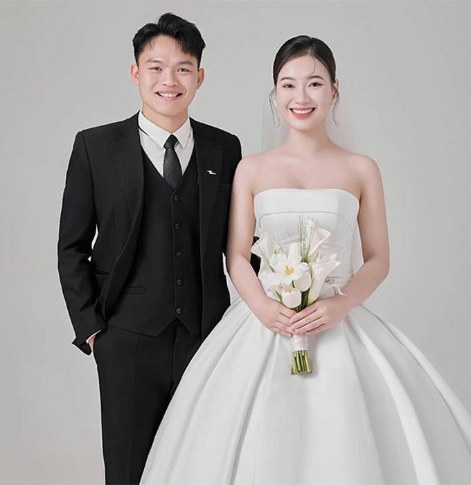 Hậu vệ U22 Việt Nam sắp tổ chức lễ cưới với bạn gái Nguyễn Linh - hiện đang là giáo viên ở Nghệ An 