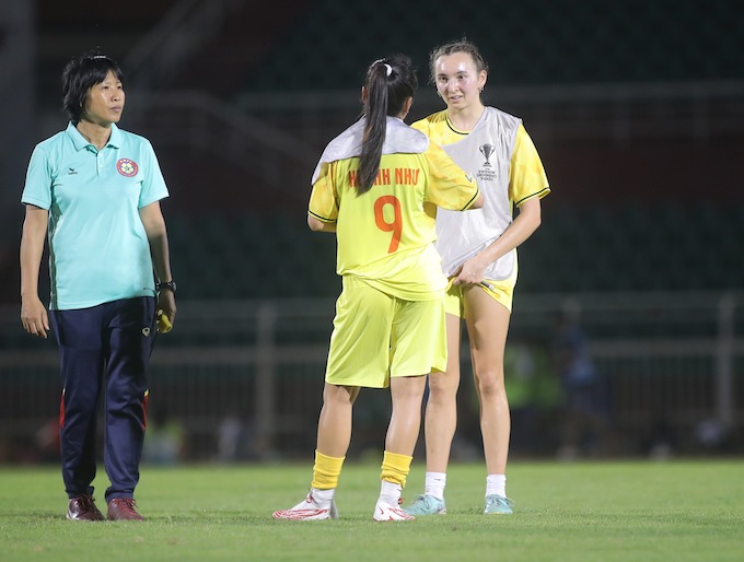 Huỳnh Như chuyển ngữ giúp Chelsea Lê đến HLV Kim Chi. Ảnh: FBNV