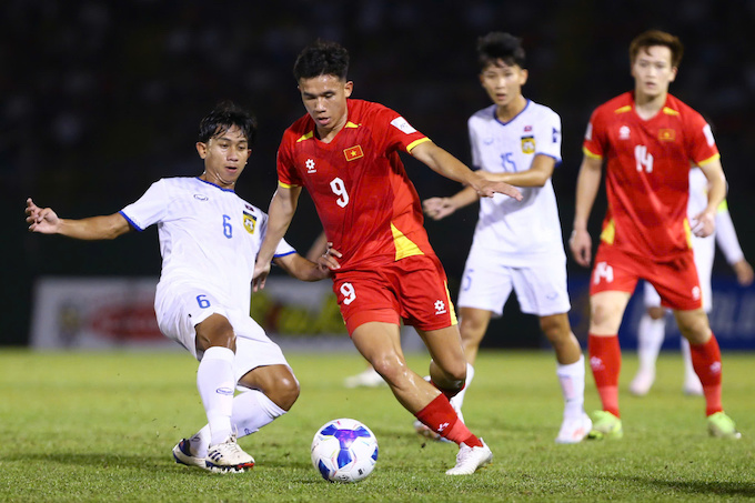 Minh Khoa lần đầu tiên đá chính trong màu áo ĐTQG. Ảnh: Anh Khoa 