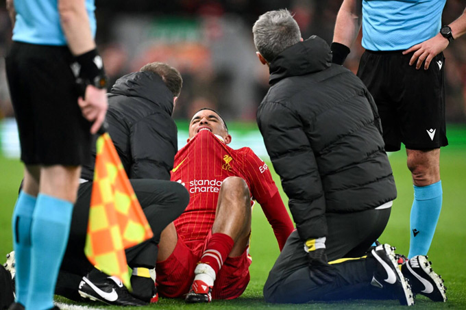 Alexander-Arnold đang ngồi ngoài vì chấn thương