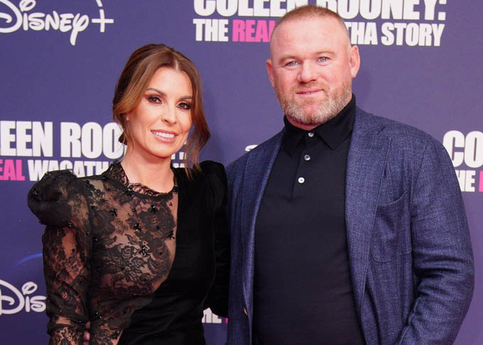 Coleen Rooney (tài sản 17,5 triệu bảng): Coleen Rooney không xinh đẹp nhưng được đánh giá là nàng WAG thông minh bậc nhất xứ sương mù. Thời kỳ sự nghiệp của Wayne Rooney phát triển mạnh mẽ, Coleen đã biết tận dụng lợi thế này để kiếm tiền. Song song với việc chăm sóc các con, Coleen đã tự xây dựng cho mình sự nghiệp riêng với nhiều vai trò như đứng chủ các chuyên mục thời trang ở các tạp chí nổi tiếng. Bên cạnh đó, Coleen còn lăng xê tên tuổi của mình qua việc bắt tay với nhà xuất bản Harper Collins để tung ra một loạt đầu sách như “Welcome to My World” (Chào mừng đến thế giới của tôi), “Coleen’s Real Style” (Phong cách thực sự của Coleen) hay “Coleen Style Queen” (Nữ hoàng phong cách Coleen). Bà xã của Rooney còn lấn sân sang giới showbiz khi tham gia một số chương trình truyền hình thực tế. 