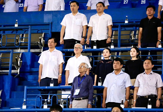 Ông Nguyễn Văn Lợi (hàng 2, thứ 2 từ trái sang) - Bí thư tỉnh uỷ Bình Dương đến theo dõi trận Việt Nam - Lào 