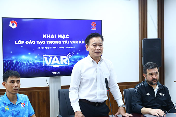 Tham dự khai mạc Lớp đào tạo trọng tài VAR khóa 4 diễn ra vào sáng 27/3 có ông Võ Văn Hùng – Phó Tổng Giám đốc Công ty VPF; ông Farkhad Abdullaev – giảng viên FIFA, các giảng viên Ban Trọng tài và các thành viên tham gia khóa học.