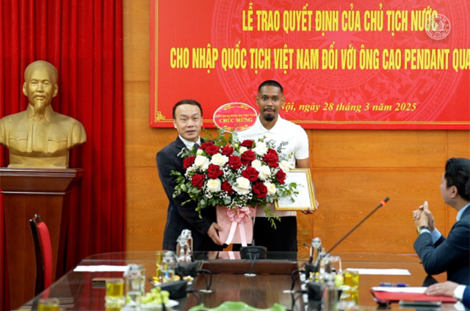 Tổng thư ký VFF Nguyễn Văn Phú đến dự và chúc mừng Cao Pendant Quang Vinh 