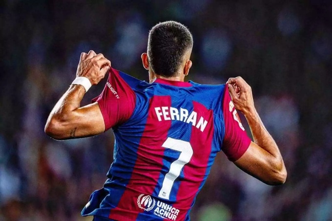 Barca đổi thái độ, muốn giữ lại Ferran Torres
