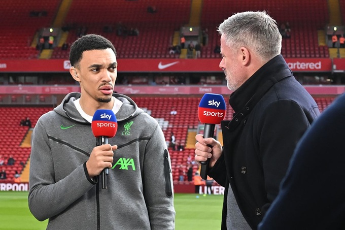 Jamie Carragher trong một lần phỏng vấn Alexander-Arnold