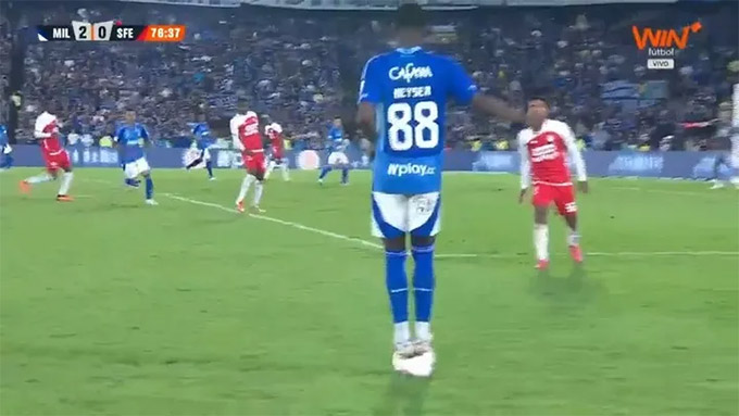 Pha giẫm bóng gây tranh cãi của Neyser Villarreal
