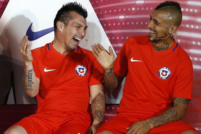 Medel và Vidal (phải) - cặp bài trùng ăn chơi khét tiếng của ĐT Chile