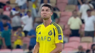 VIDEO Ronaldo khua tay múa chân giữa sân, lắc đầu ngao ngán sau khi bỏ lỡ
