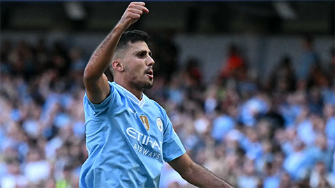 Rodri lần đầu trở lại sân tập của Man City sau chấn thương đầu gối