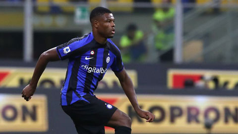Denzel Dumfries một mình bao vây cả Barca