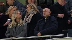 Fan Tottenham chế giễu chủ tịch Levy dù đội nhà chiến thắng
