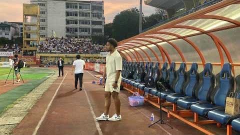 Xuân Son đi bộ vào sân cổ vũ Nam Định, CĐV thành Nam áp đảo Hà Nội FC